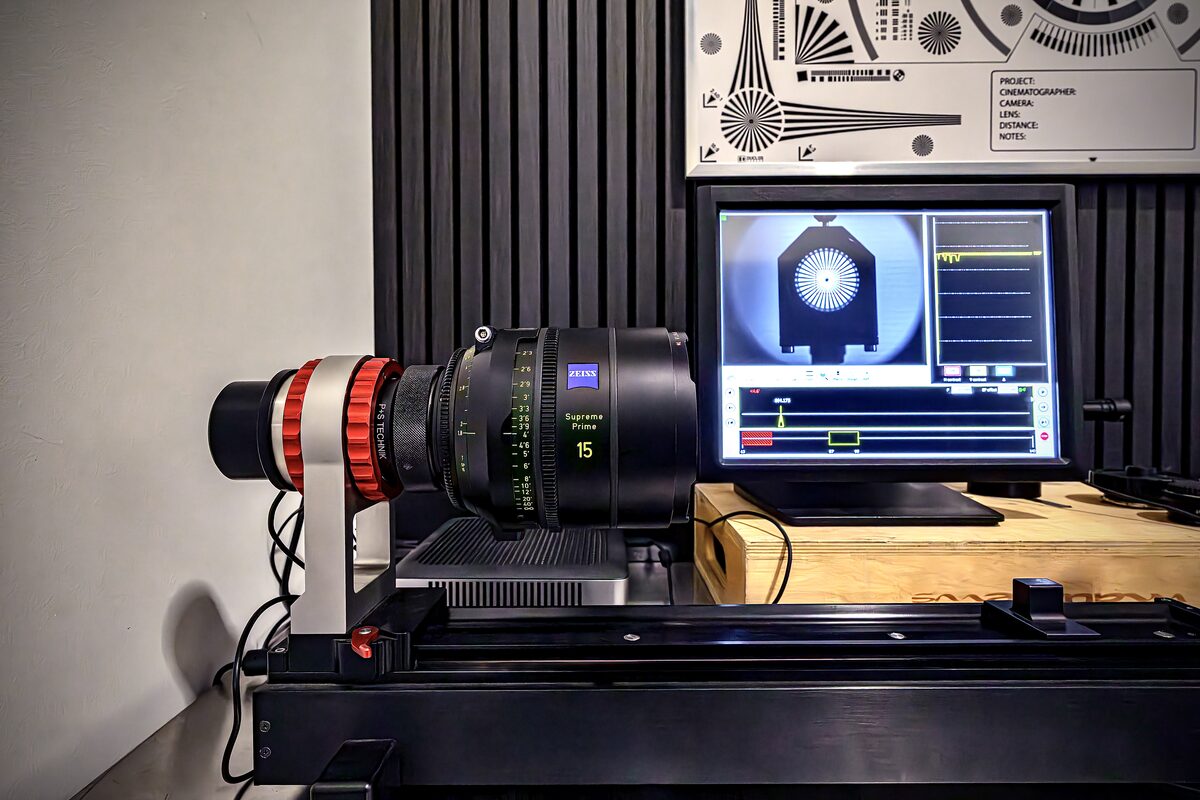 A Zeiss Supreme Prime on the projection bench with its resolution read out on the monitor